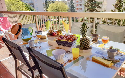 Sainte Maxime 560: Bord, Bordservice, Møbel, Plante, Stol, Blomsterkrukke, Bygning, Azure, Udendørs Bord, Indretning