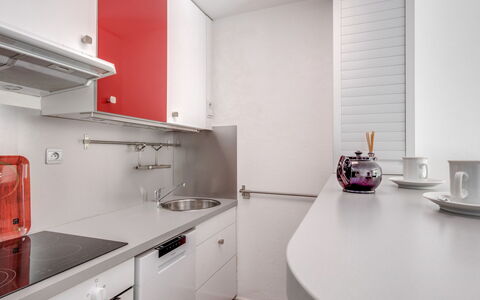 Le Mexico: Countertop, Hvid, Værelse, Ejendom, Køkken, Møbel, Indretning, Cabinetry, Etage, Arkitektur