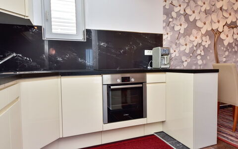 Fliri: Countertop, Cabinetry, Møbel, Køkken, Træ, Komfur, Husholdningsapparat, Belysning, Indretning, Gulvbelægning
