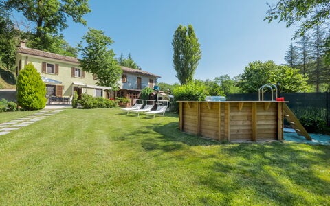 Green Wellness House: Plante, Himmel, Træ, Vindue, Bygning, Land Lot, Naturlige Landskab, Græs, Hus, Skygge