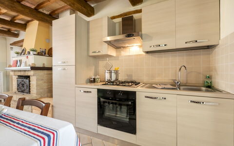 Green Wellness House: Møbel, Cabinetry, Countertop, Ejendom, Håndvask, Tap, Bygning, Træ, Køkkenvask, Køkken