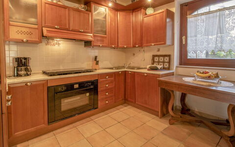 Messi: Brun, Cabinetry, Countertop, Møbel, Håndvask, Vindue, Tap, Sanitærarmatur, Køkken, Bygning