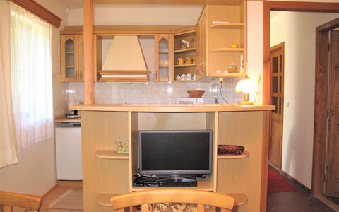 Spinka: Møbel, Værelse, Ejendom, Cabinetry, Indretning, Bygning, Skab, Computer Desk, Hus, Skrivebord