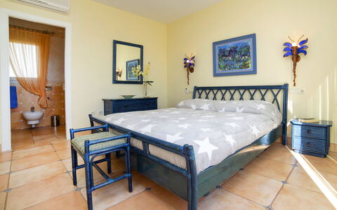 Del Pozo: Soveværelse, Møbel, Værelse, Ejendom, Seng, Sengetøj, Bed Frame, Etage, Madras, Indretning