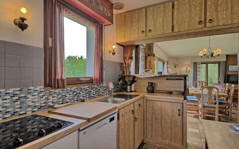 Ker Norge: Cabinetry, Countertop, Ejendom, Møbel, Tap, Køkken, Køkkenvask, Træ, Belysning, Håndvask