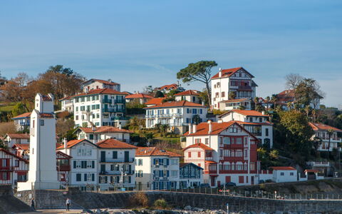 Saint-Jean-De-Luz 326: Himmel, Vand, Bygning, Sky, Vindue, Azure, Træ, Plante, Hus, Coastal Og Oceaniske Landskabsformer