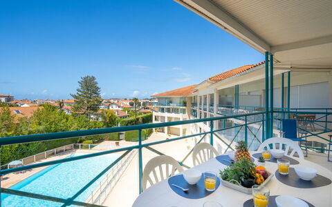 Saint-Jean-De-Luz 326: Himmel, Ejendom, Bord, Bordservice, Azure, Skygge, Bygning, Plante, Blomsterkrukke, Urban Design