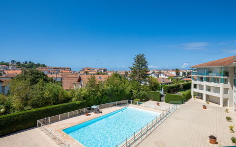 Saint-Jean-De-Luz 326: Himmel, Plante, Vand, Bygning, Svømmepøl, Azure, Træ, Krop Af Vand, Rektangel, Urban Design