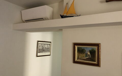 Dai Fiorentini - Apartment In Levanto: Billedramme, Bygning, Rektangel, Træ, Hylde, Reoler, Væg, Etage, Kunst, Gulvbelægning