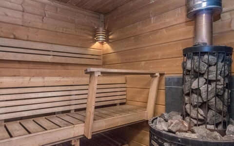 Villa Puronotko: Møbel, Stol, Udendørs Møbler, Bord, Træ, Udendørs Bord, Køkken & Spisebord, Skygge, Have, Paraply