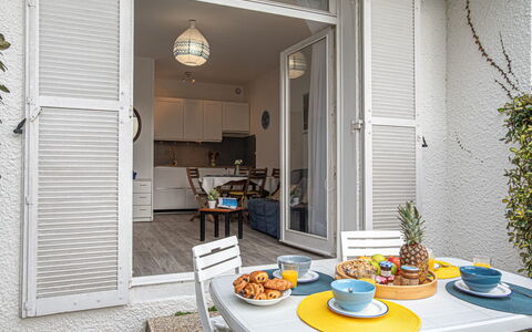 Le Dolmen: Bord, Møbel, Ejendom, Stol, Plante, Bordservice, Orange, Indretning, Tallerkner, Gul