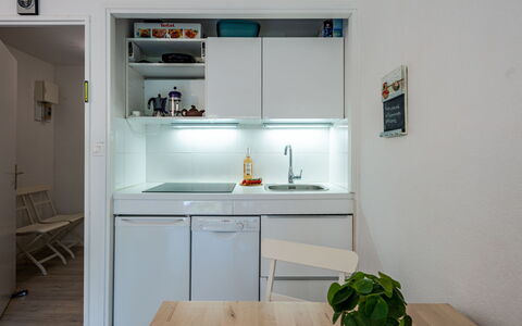 Manoir du Men Gwen: Cabinetry, Møbel, Ejendom, Countertop, Bygning, Tap, Køkken, Indretning, Reoler, Træ