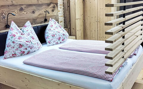 Apart Fassern: Træ, Møbel, Hårdttræ, Bejdse, Bed Frame, Seng, Planke, Krydsfiner, Soveværelse, Hotel