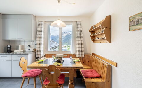 Ferienwohnung Wüest: Møbel, Ejendom, Bord, Cabinetry, Vindue, Træ, Stol, Indretning, Etage, Gulvbelægning