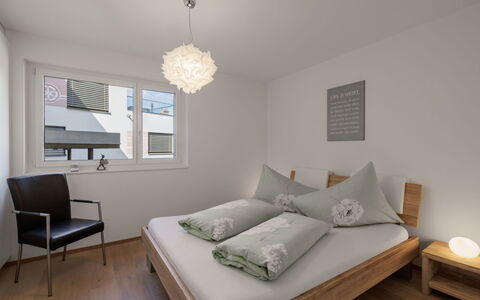Ferienwohnung Panorama Lodge: Indretning, Møbel, Seng, Gulvbelægning, Væg, Soveværelse, Etage, Træ, Loft, Værelse