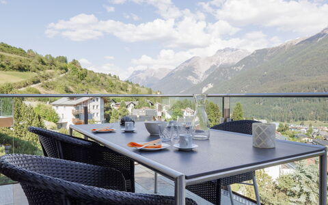 Ferienwohnung Panorama Lodge: Møbel, Udendørs Møbler, Stol, Bord, Udendørs Bord, Bjergkæde, Køkken & Spisebord, Altan, Hill Station, Kaffebord