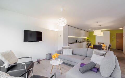 Ferienwohnung Panorama Lodge: Møbel, Indretning, Couch, Gulvbelægning, Væg, Etage, Stue, Loft, Bord, Værelse