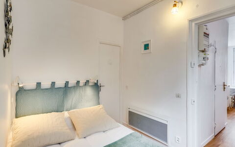 Carnot: Bygning, Azure, Komfort, Træ, Belysning, Skygge, Hus, Gulvbelægning, Indretning, Etage