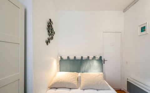 Carnot: Møbel, Azure, Komfort, Bygning, Træ, Textile, Dør, Indretning, Etage