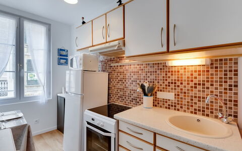 Carnot: Cabinetry, Håndvask, Ejendom, Countertop, Møbel, Badeværelsesskab, Bygning, Sanitærarmatur, Tap, Vindue