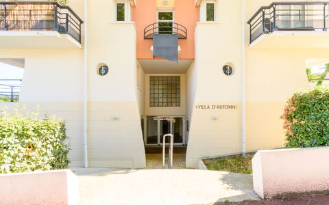 Villa D'Automne: Plante, Ejendom, Bygning, Vindue, Azure, Kvarter, Line, Væg, Urban Design