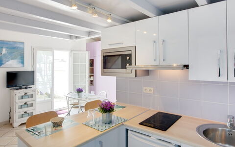 Etxe Tikia: Cabinetry, Køkkenvask, Countertop, Håndvask, Ejendom, Møbel, Hvid, Komfur, Køkken Apparat, Køkken