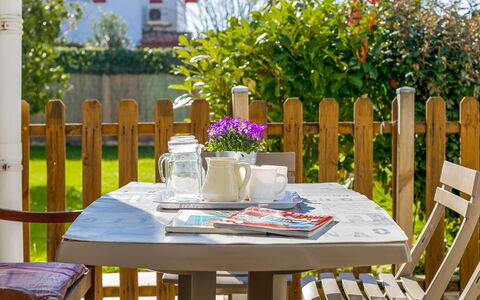 Etxe Tikia: Bord, Blomst, Plante, Møbel, Ejendom, Stol, Udendørs Bord, Vindue, Bordservice, Dug