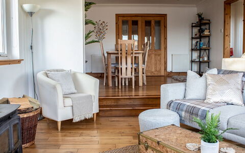 Bay View: Møbel, Bord, Plante, Billedramme, Bygning, Komfort, Træ, Couch, Pude, Indretning