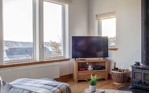 Bay View: Bygning, Møbel, Ejendom, Vindue, Komfort, Træ, Indretning, Textile, Couch, Television