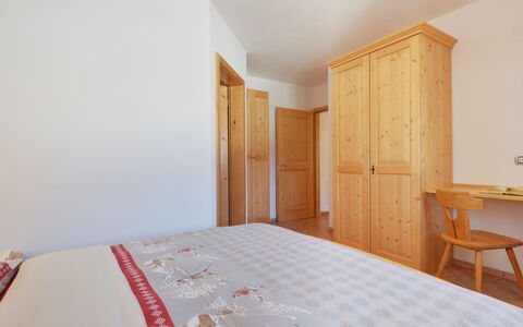 Fabio Deluca: Møbel, Bygning, Bord, Træ, Komfort, Dør, Etage, Stol, Cabinetry