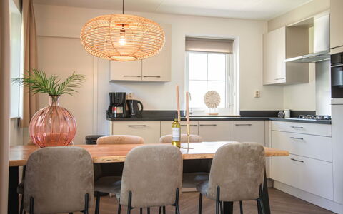 Citta Romana: Cabinetry, Møbel, Countertop, Plante, Bord, Stol, Træ, Køkken, Belysning, Stueplante