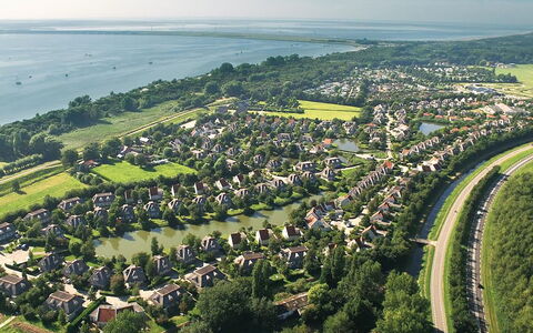 Citta Romana: Vand, Himmel, Vandressourcer, Naturlige Landskab, Naturligt Miljø, Sky, Træ, Land Lot, Vegetationen, Urban Design