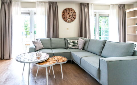 Citta Romana: Stue, Møbel, Værelse, Indretning, Couch, Ejendom, Kaffebord, Grøn, Bord, Etage