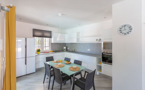 Villa Stella Cadente: Cabinetry, Møbel, Countertop, Bord, Vindue, Bygning, Køkken, Træ, Stol, Hus