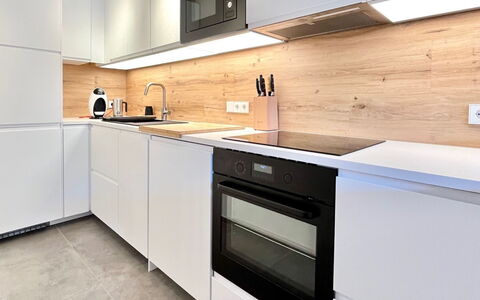 Auszeit: Countertop, Gulvbelægning, Køkken, Cabinetry, Træ, Indretning, Køkken Apparat, Etage, Større Bandage, Møbel
