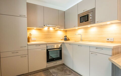 Aileen: Ejendom, Værelse, Cabinetry, Køkken, Countertop, Møbel, Indretning, Bygning, Hus, Ejendom