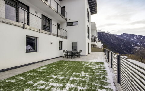 Aileen: Bygning, Daytime, Ejendom, Sky, Himmel, Vindue, Plante, Græs, Urban Design, Boligområde