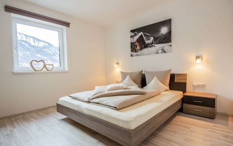 Aileen: Soveværelse, Seng, Møbel, Værelse, Ejendom, Madras, Bed Frame, Trægulve, Indretning, Etage