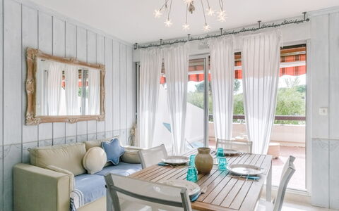 Le Méridien: Værelse, Ejendom, Indretning, Møbel, Bygning, Stue, Hus, Loft, Gardin, Ejendom