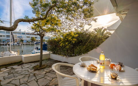 Les Marinas de la Plage Ii: Ejendom, Gul, Indretning, Værelse, Bygning, Ejendom, Træ, Bord, Møbel, Restaurant