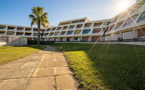 Escale Plage: Himmel, Plante, Bygning, Vindue, Træ, Urban Design, Arecales, Græs, Offentlige Rum, Ejerlejlighed