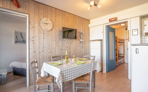 Résidence du Golfe: Værelse, Ejendom, Møbel, Bygning, Indretning, Hus, Etage, Spisestue, Loft, Gul