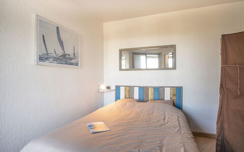 Résidence du Golfe: Soveværelse, Seng, Værelse, Møbel, Ejendom, Sengetøj, Bed Frame, Etage, Indretning, Væg