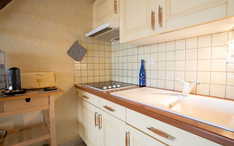 Hippocampe: Ejendom, Værelse, Køkken, Countertop, Cabinetry, Møbel, Flise, Bygning, Håndvask, Indretning
