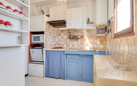 Le Mercure: Countertop, Værelse, Ejendom, Køkken, Møbel, Cabinetry, Flise, Etage, Indretning, Bygning
