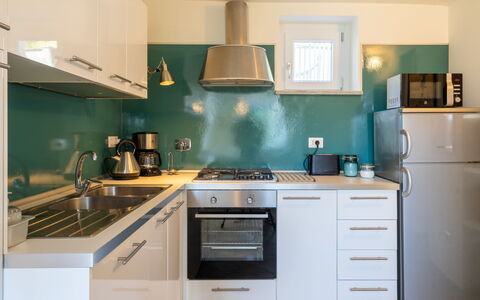 Di Sara: Countertop, Cabinetry, Køkken, Værelse, Møbel, Ejendom, Turquoise, Grøn, Indretning, Komfur