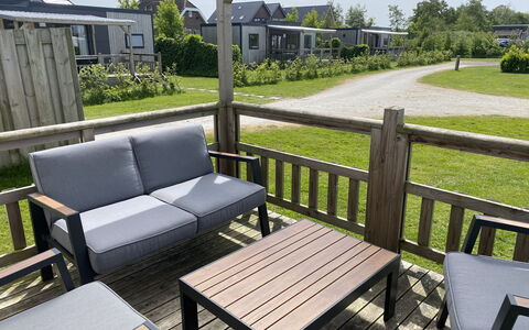 Natuurlijk de Veenhoop: Møbel, Bord, Plante, Himmel, Couch, Grøn, Bygning, Træ, Træ, Udendørs Møbler