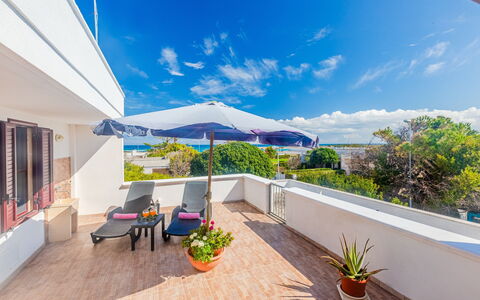 Villa Pantanagianni Beach: Plante, Sky, Himmel, Møbel, Bygning, Azure, Blomsterkrukke, Skygge, Udendørs Møbler, Stol