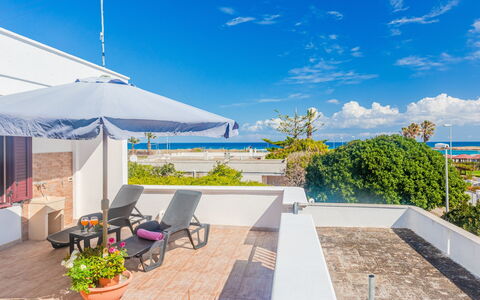 Villa Pantanagianni Beach: Himmel, Sky, Plante, Blomsterkrukke, Udendørs Møbler, Vand, Skygge, Stol, Badeby, Svømmepøl