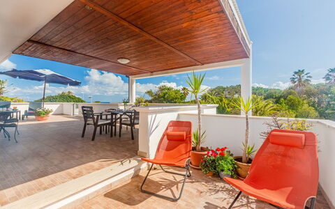 Villa Pantanagianni Beach: Himmel, Plante, Møbel, Ejendom, Stol, Bord, Skygge, Udendørs Møbler, Indretning, Træ